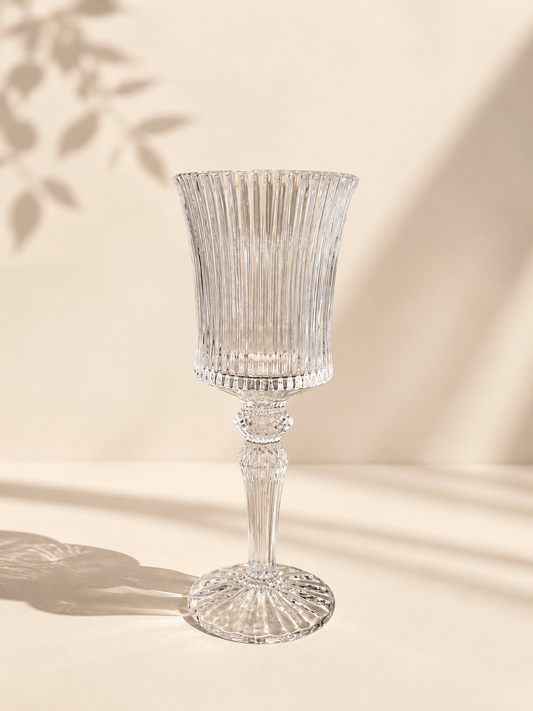 Douze verres à pied HomeDeLuxe Élegance, transparents avec pied fin, parfaits pour les dégustations et occasions spéciales.