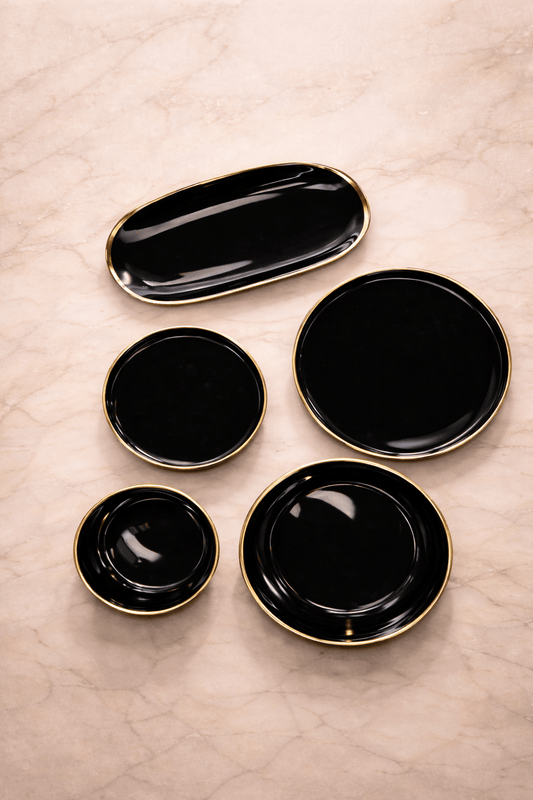 Service de table élégant alliant le noir profond et les accents dorés - Home de Luxe France 