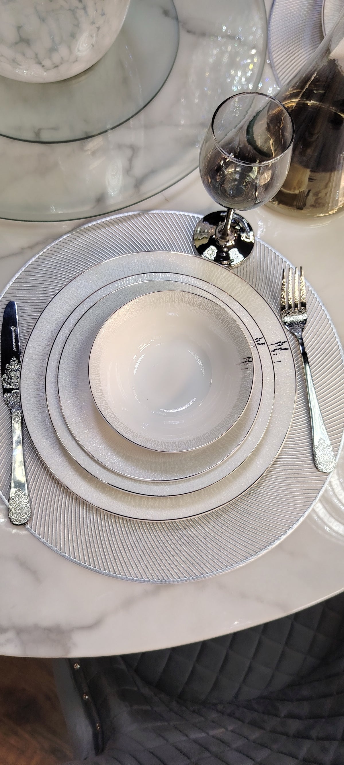 Service de table en argenté 24 pièces Royal de HomeDeLuxe, comprenant assiettes, couverts et accessoires élégants.
