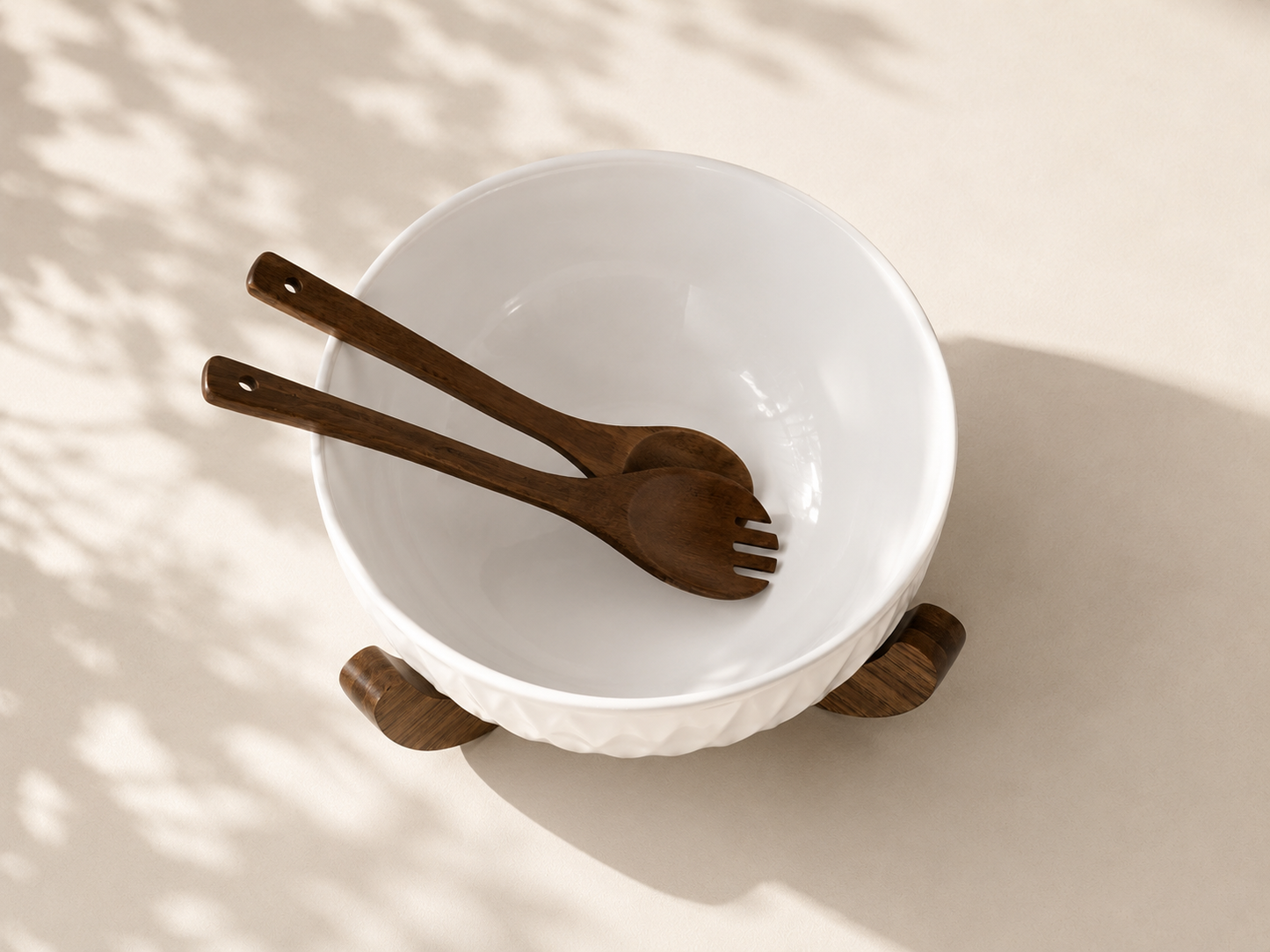 Saladier en bois HomeDeLuxe, grand bol rustique pour salade, avec finition naturelle et design élégant.