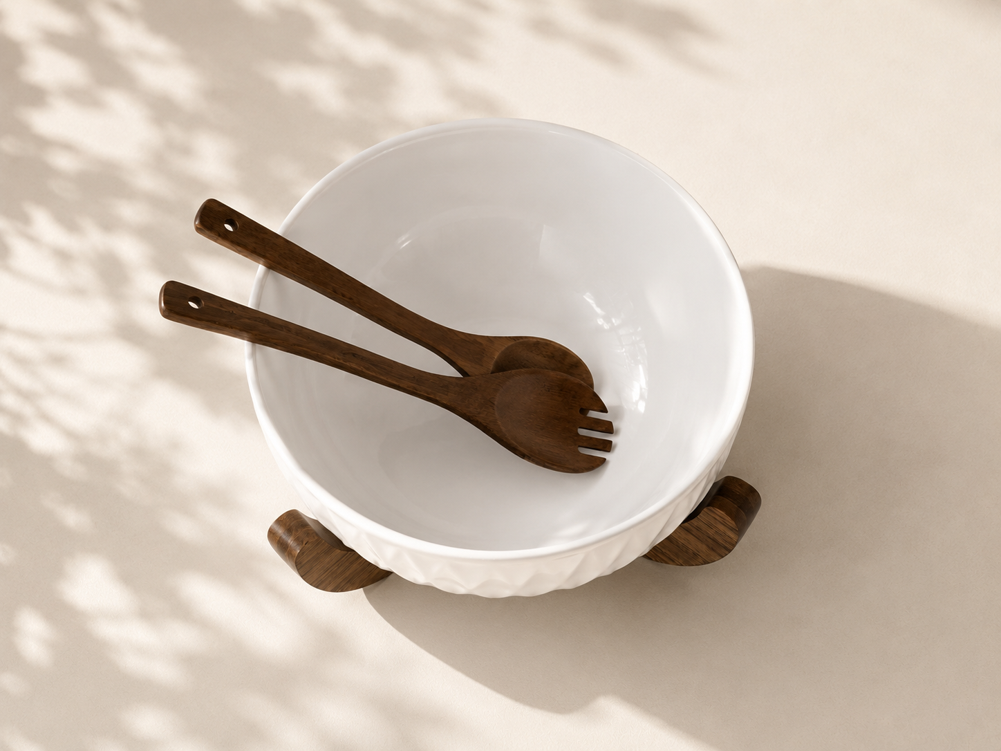 Saladier en bois HomeDeLuxe, grand bol rustique pour salade, avec finition naturelle et design élégant.