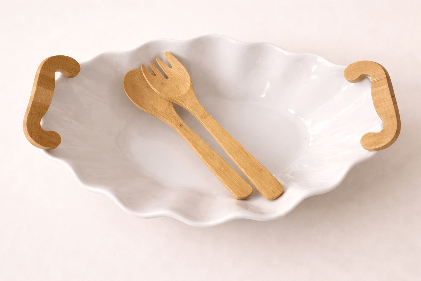 Saladier en bois HomeDeLuxe avec couverts assortis, conçu pour servir des salades dans un style élégant et naturel.