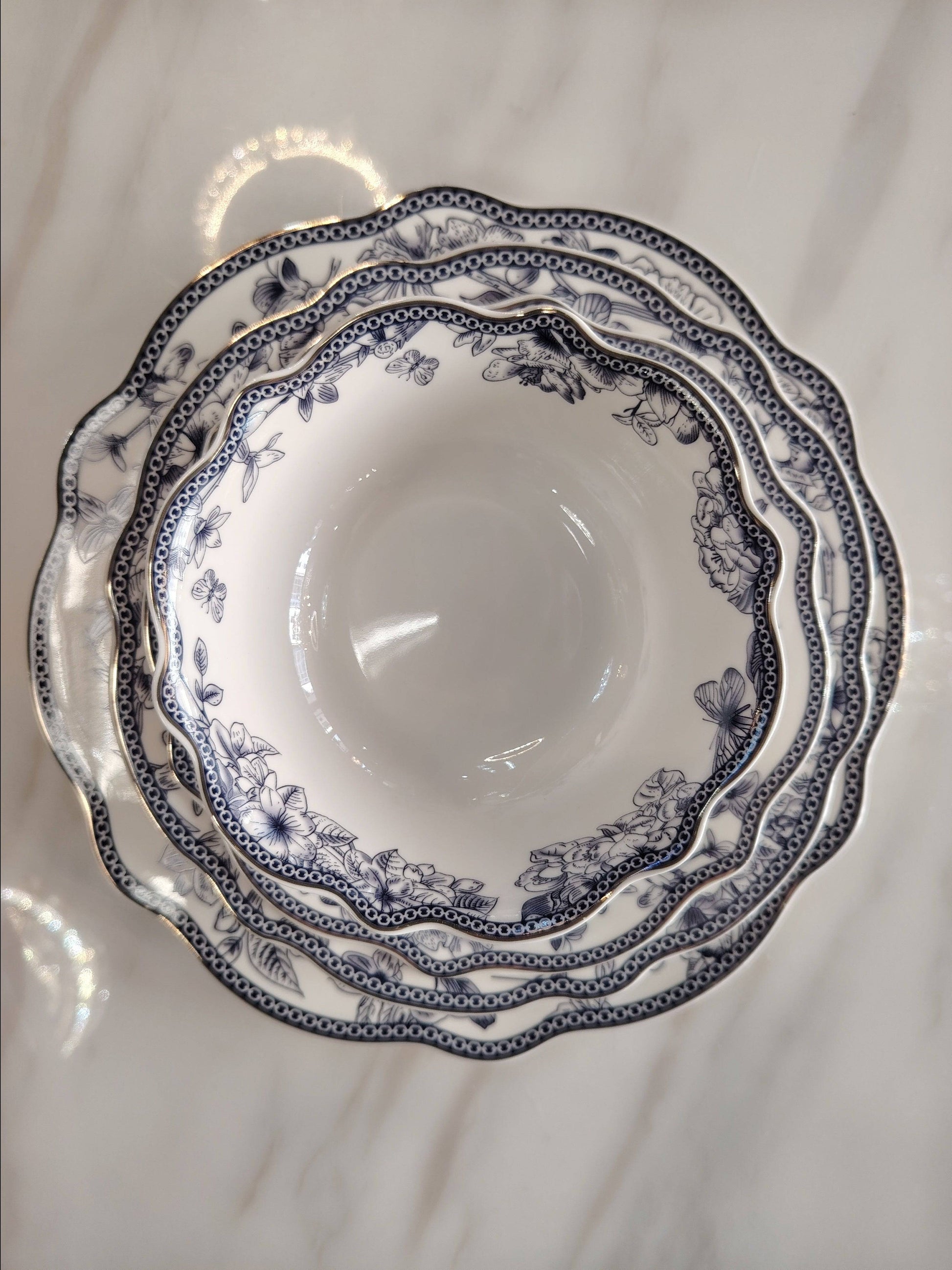 Service de table Butterfly de HomeDeLuxe avec motif élégant, parfait pour la décoration de table raffinée.