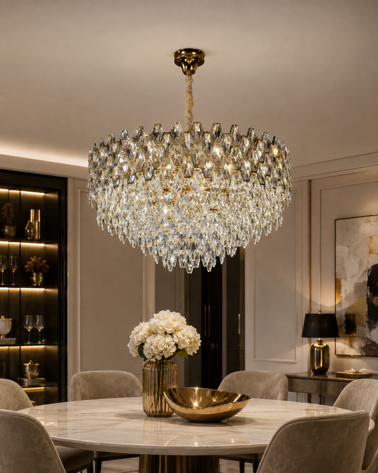 Lustre Perla de HomeDeLuxe avec pendentifs en verre transparent et structure en métal chromé, design élégant pour salle à manger.