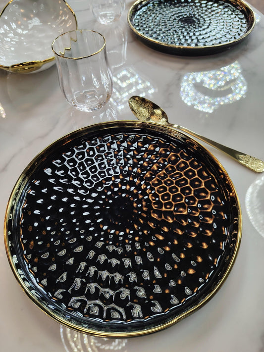 Assiettes noires et dorées de la marque HomeDeLuxe, élégantes assiettes en porcelaine avec finition brillante dorée.