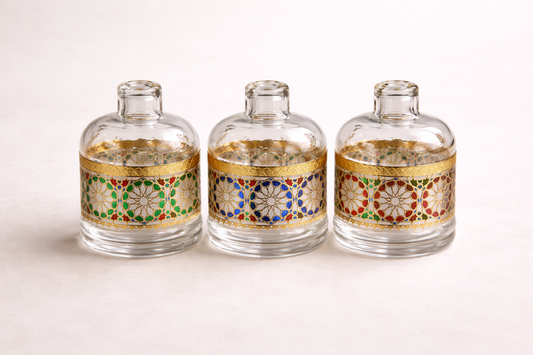 Présentoirs trio design marocain de la marque HomeDeLuxe, décor en bois avec motifs géométriques traditionnels.