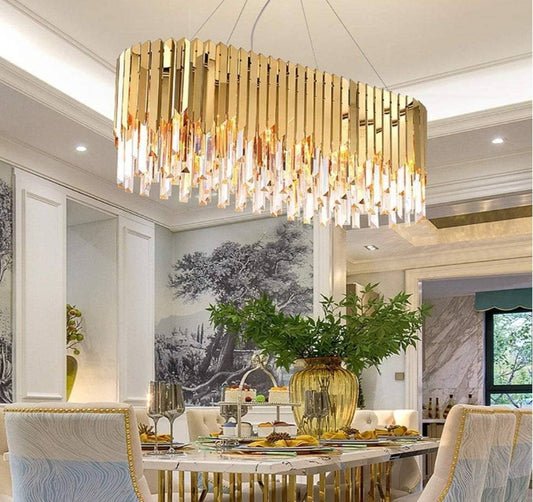 Lustre contemporain luxe de 90x30cm de la marque HomeDeLuxe, avec un design élégant en verre et métal brillant.
