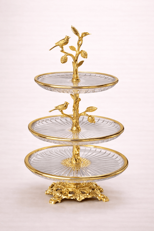 Présentoir élégant à trois étages en verre avec ornements dorés - Home de Luxe France 