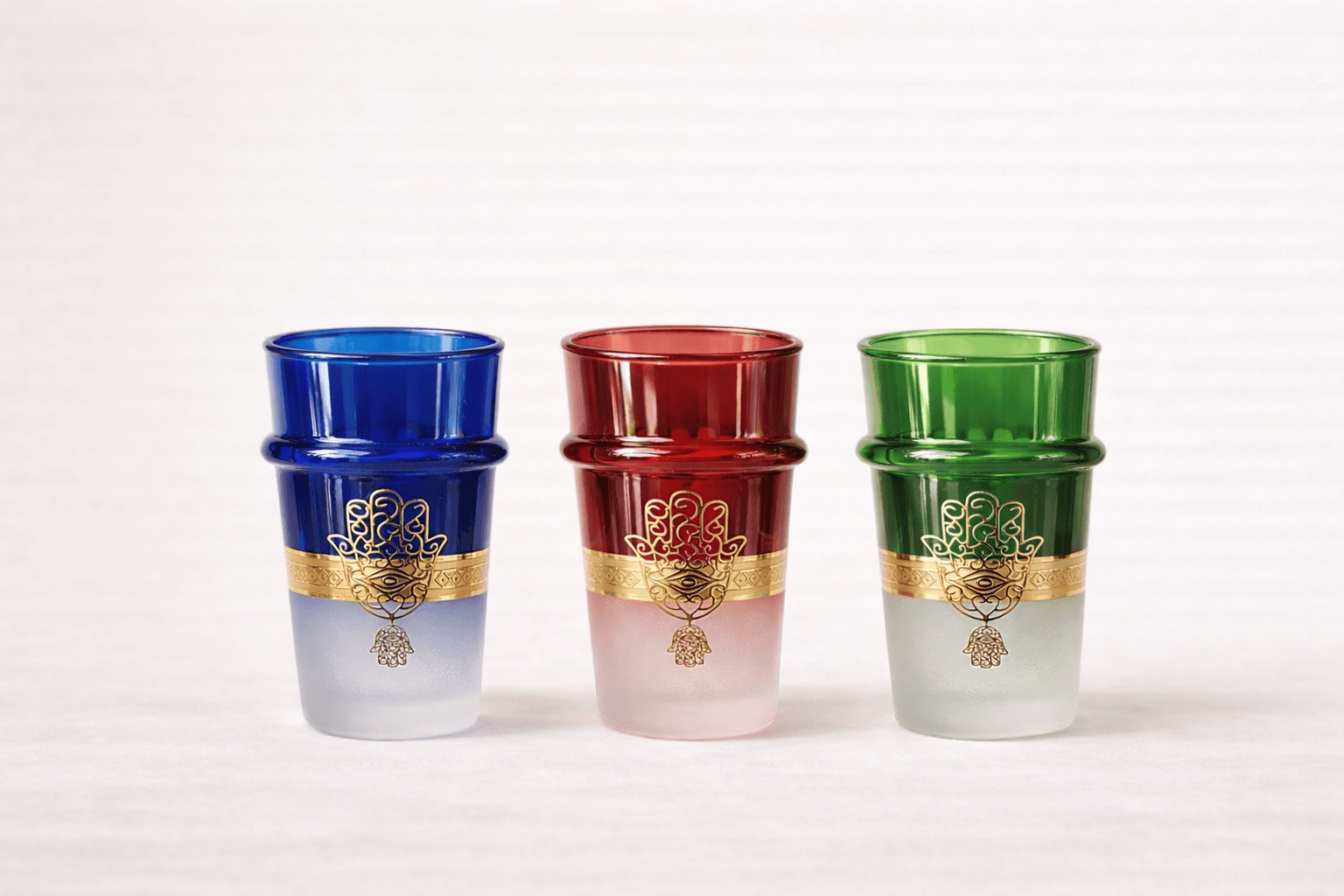 Douze verres à thé en verre transparent de la marque HomeDeLuxe, design élégant pour servir du thé.