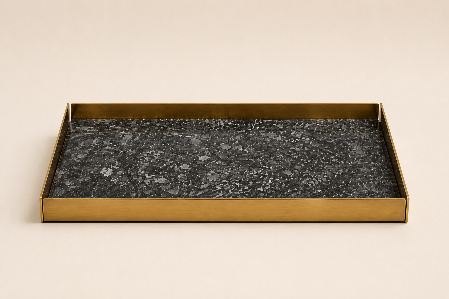 Plateau en marbre noir de HomeDeLuxe, surface élégante et lisse, idéal pour présentation ou décoration intérieure.