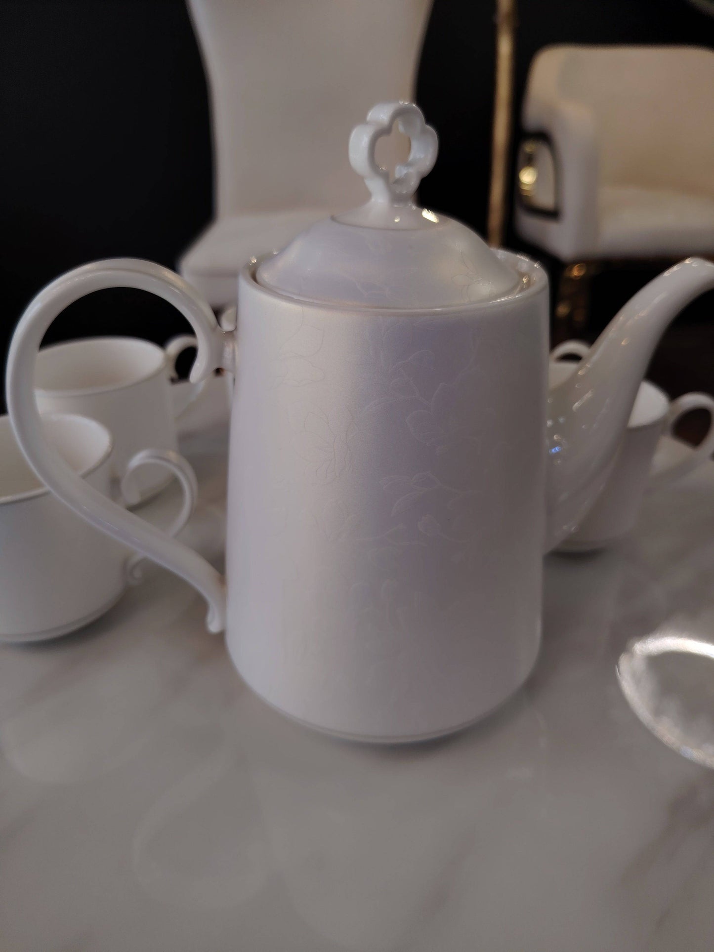 Service à thé et café irisé HomeDeLuxe avec tasses et théière en porcelaine élégante, design brillant et coloré.