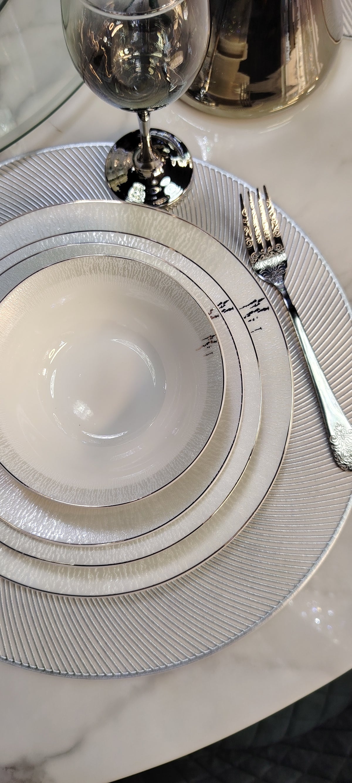 Service de table argenté 24 pièces Royal de HomeDeLuxe avec fourchettes, couteaux, cuillères et assiettes élégantes.