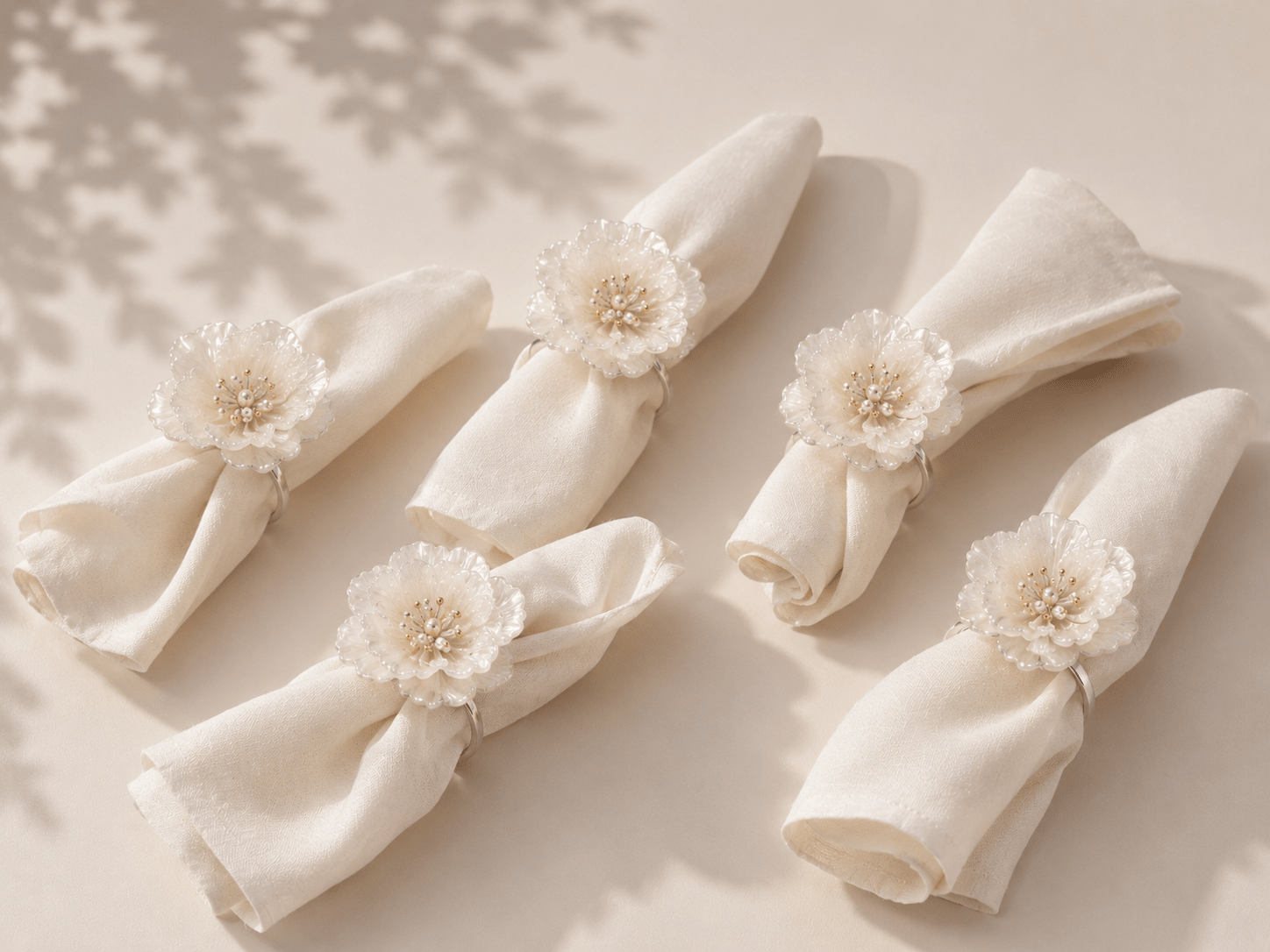Rond de serviette fleur blanche silver - HomeDeLuxe